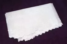 Alte weiße Gardinen zum Bügeln von empfindlicher Wäsche verwenden