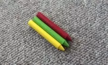 Wachsfarbenflecken mit Rasierschaum aus Teppichen entfernen