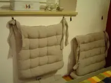 Rückenkissen ohne Bohren an der Wand befestigen