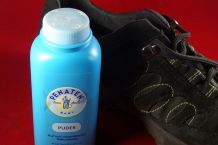 Puder gegen quietschende Schuhe