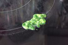 Eingetrocknete Krusten am Herd lösen