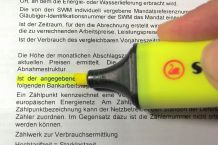 Gelbe Textmarker für Markierungen in Verträgen