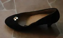 Ohrclips an schwarze Pumps clipsen - fertig ist der Abendschuh