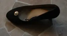 Ohrclips an schwarze Pumps clipsen - fertig ist der Abendschuh