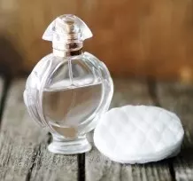 Parfüm auf geöltes Wattepad und am Körper tragen