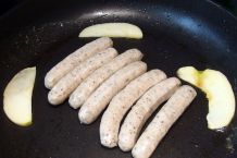 Bratwurst mit Apfel