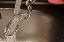 Teigreste an Küchenutensilien & Händen mit kaltem Wasser abwaschen