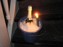 Sekt schön kalt im Schnee-Eimer