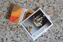 Zusammenklebende Briefmarken voneinander trennen