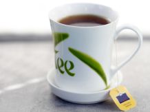 Schnell frisch aussehen durch gefrorene Würfel aus schwarzem Tee
