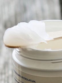 Knarrende Türe mit Vaseline schmieren