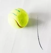 Absatzspuren auf Böden mit Tennisball wegradieren