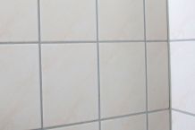 Schimmelflecken in Fugen beseitigen