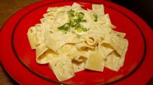 Eiernudeln mit Käse und Kräutern