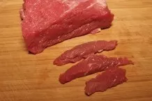 Fleisch ganz fein schneiden - zwei Stunden in den Gefrierschrank
