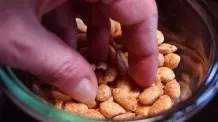 Eklige Erdnüsse in der Bar