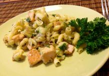 Nudelsalat mit gebratenem Lachs & Avocado in Zitronensauce