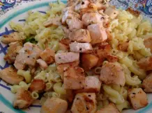 Nudelsalat mit gebratenem Lachs & Avocado in Zitronensauce