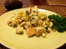 Nudelsalat mit gebratenem Lachs & Avocado in Zitronensauce