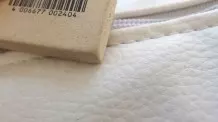 Weiße Ledercouch mit Radiergummi reinigen (Jeansflecken)
