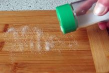 Riechende Schneidbretter von Gerüchen befreien