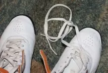 Weiße Schuhbänder in wollweiße/hellbeige verwandeln