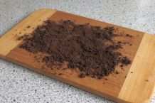 Schneidebrett mit altem Kaffeesatz reinigen