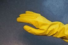 Gleichzeitige intensive Handpflege bei Arbeiten mit Gummihandschuhen