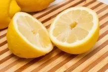 Zitrone gegen schwarze Schmierflecken an Gardine