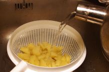 Heißes Wasser gegen "verklebte" Kartoffelscheiben