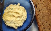 Vegetarischer Brotaufstrich mit Avocado