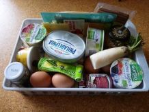 Praktische Kühlschrankordnung angefangener Essenspackungen