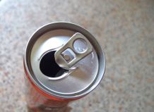 Überschäumende Cola- und Limodosen