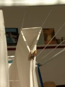 Große Wäschestücke bei Wind auf der Leine richtig aufhängen