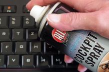 Computer-Tastatur mit Cockpit-Spray reinigen