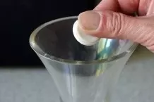 Weinränder aus Glaskaraffe entfernen