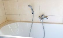 Weniger Seifenreste an der Badewanne mit kaltem Wasser