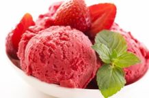 Erdbeersorbet im Sektbad