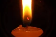 Verschüttetes Kerzenwachs entfernen