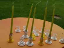 Verschlusskappen von Brausetabletten-Röhrchen als Kerzenhalter