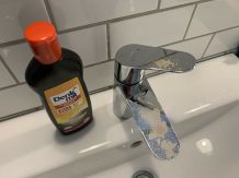 Haarfarbe auf Badezimmerarmaturen / Waschbecken entfernen