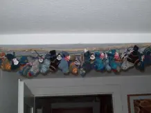 Multifunktionaler Adventskalender aus handgestrickten Babysocken