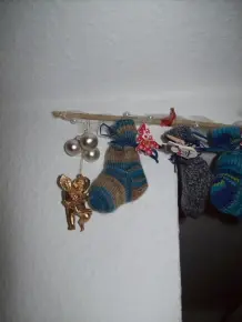 Multifunktionaler Adventskalender aus handgestrickten Babysocken