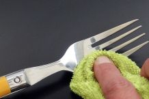 Strahlendes Besteck durch Zitronensäure