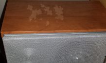 Wasserflecken auf Holzmöbeln entfernen