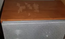 Wasserflecken auf Holzmöbeln entfernen