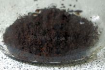 Flaschen und Vasen mit Kaffeesatz reinigen