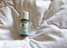 Hausstaubmilben mit Teebaumöl aus dem Bett "jagen"