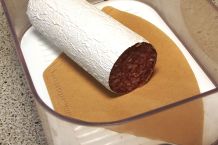 Feuchtigkeit in Wurst- und Käseplastikschüsseln verhindern