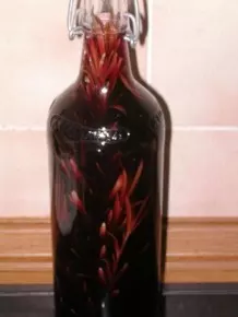 Selbst gemachter Rotwein-Rosmarin-Essig